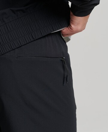 Tapered Pantaloni sportivi di Superdry in nero