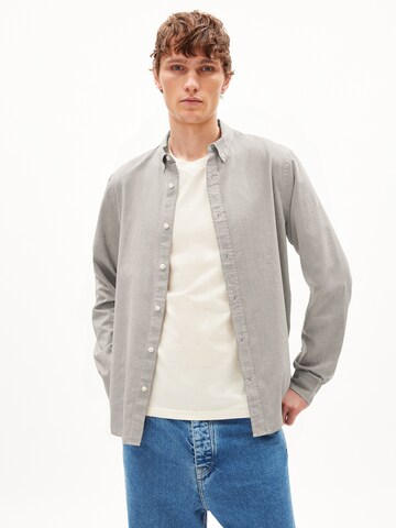 Coupe regular Chemise 'QUAASA' ARMEDANGELS en gris : devant