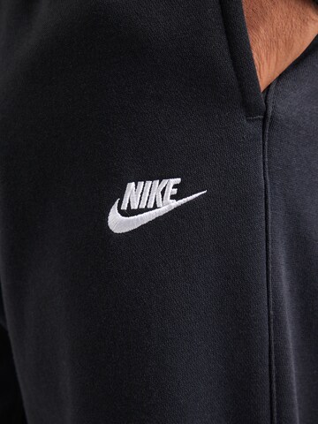 Effilé Pantalon 'CLUB' Nike Sportswear en noir