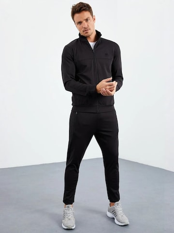 Completo per l'allenamento 'Aktive Sets' di Tommy Life in nero: frontale