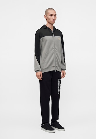 EA7 Emporio Armani Sweatjacka i grå: sida