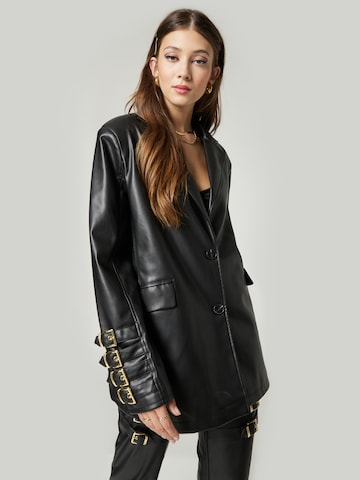 Hoermanseder x About You - Blazer 'Ida' en negro: frente