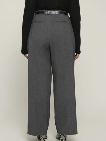 Regular Pantalon Fiorella Rubino en gris