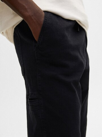 Pull&Bear Tapered Jeans in Schwarz