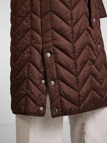 Manteau mi-saison 'Fawn' PIECES en marron