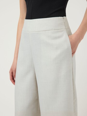 YAS - Pierna ancha Pantalón en blanco