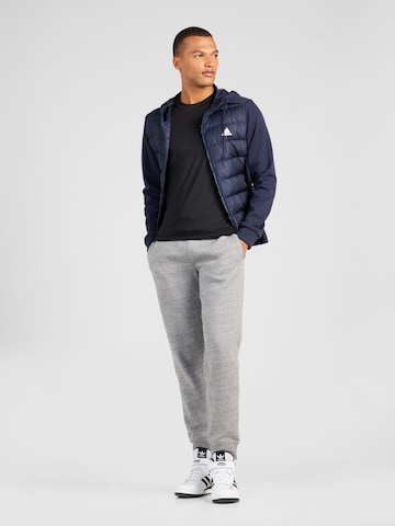 mėlyna ADIDAS SPORTSWEAR Laisvalaikio striukė 'Essentials'