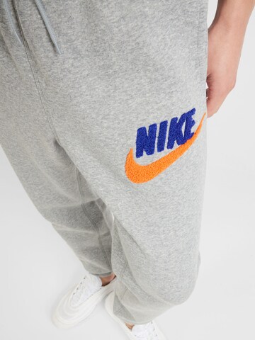 Nike Sportswear Tapered Παντελόνι 'CLUB BB' σε γκρι