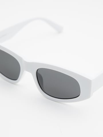 Pull&Bear Okulary przeciwsłoneczne w kolorze biały