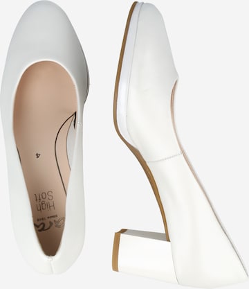 ARA Pumps in White