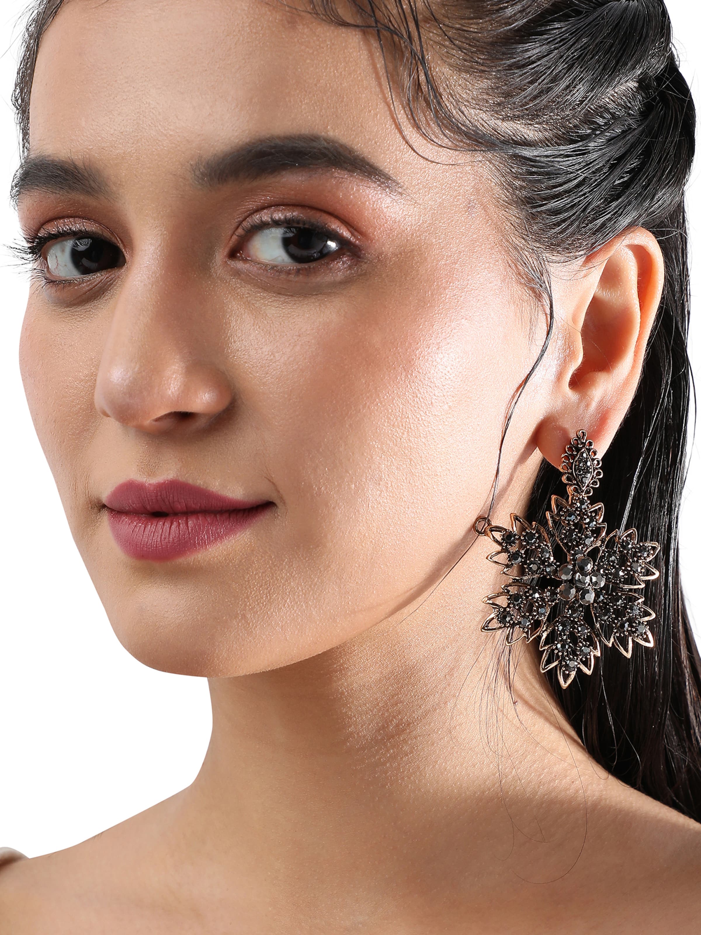 Boucles d'oreilles ' Sabila ' SOHI en noir : devant