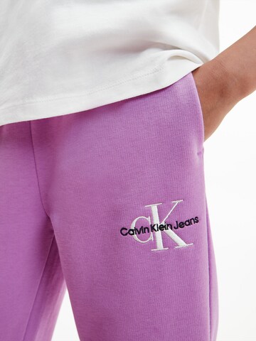 Calvin Klein Jeans Zwężany krój Spodnie w kolorze fioletowy