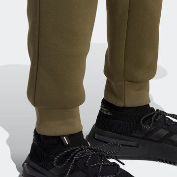 ADIDAS ORIGINALS - Tapered Pantalón 'Trefoil Essentials' en verde