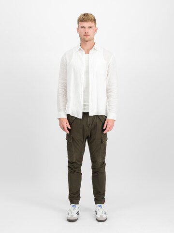 ALPHA INDUSTRIES Tapered Cargobyxa 'Airman' i grön
