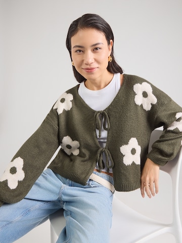 Geacă tricotată 'Am44elie' de la Hailys pe verde: față