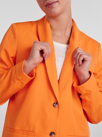 Blazer di PIECES in arancione