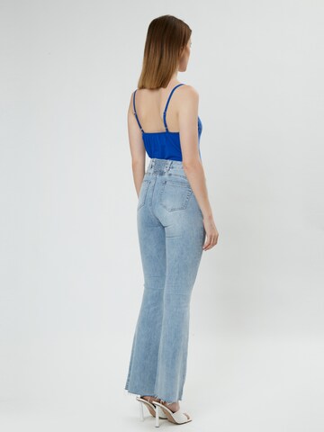 Influencer Flared Jeans in Blauw