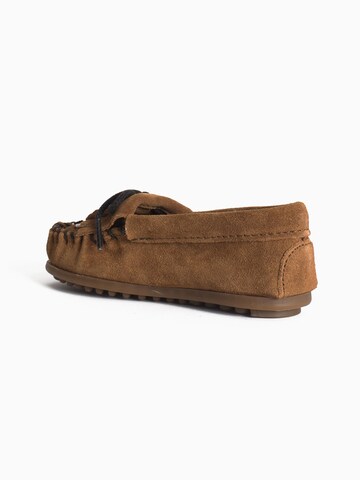Scarpa bassa 'Thunderbird' di Minnetonka in marrone