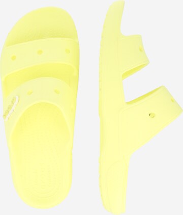 Crocs - Sapato aberto 'Classic' em amarelo