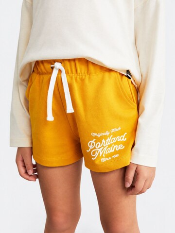 Grimelange Spodnie 'GRIMELANGE Jersey-Shorts mit Textdruck' w kolorze żółty