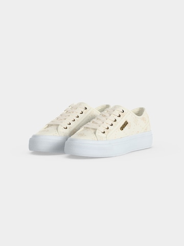 GUESS Ниски маратонки 'JELEXA10' в бяло