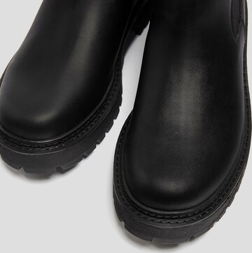 Pull&Bear Chelsea boots in Black