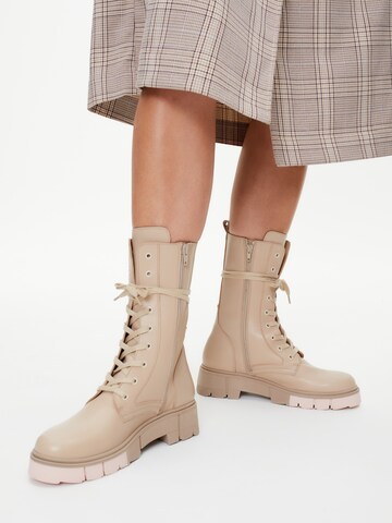 Karolina Kurkova Originals - Botas con cordones 'Caro' en beige: frente