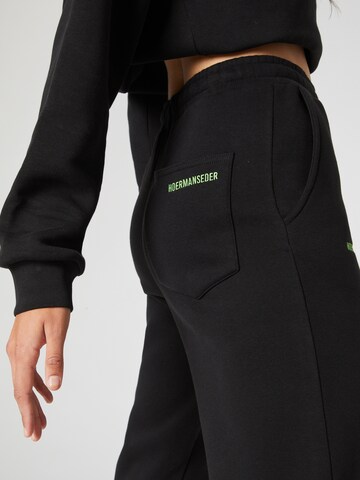 Regular Pantaloni 'Kitty' de la Hoermanseder x About You pe negru