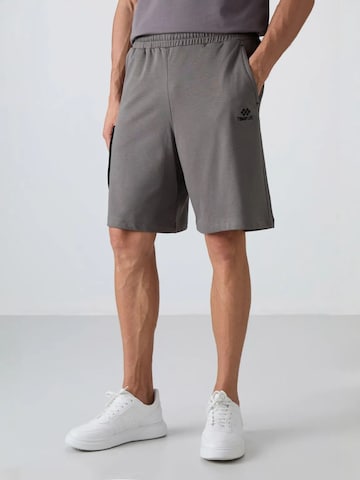 Tommy Life - Perna larga Calças cargo em cinzento: frente