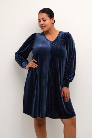 Robe 'Hellen' KAFFE CURVE en bleu : devant