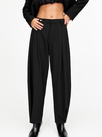 Loosefit Pantalon à pince Pull&Bear en noir : devant