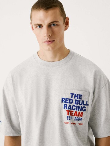 Maglietta 'Pocket Print Tee' di Red Bull Racing x Pepe Jeans in grigio