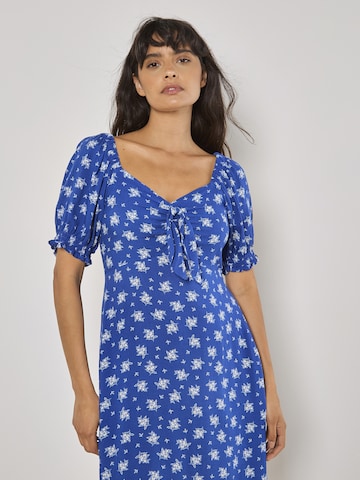 Robe 'Milkmaid' Apricot en bleu