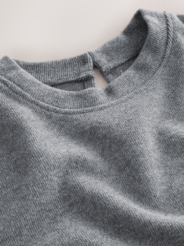Robe Next en gris