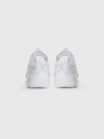 NIKE Спортни обувки 'FLEX RUNNER 4' в бяло