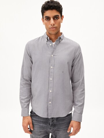 Coupe regular Chemise ARMEDANGELS en gris : devant