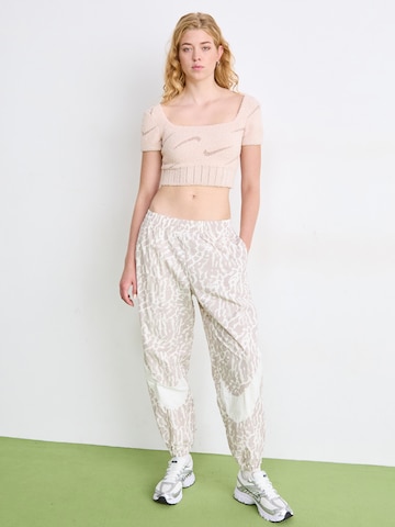 Nike Sportswear Sweter 'Phoenix' w kolorze różowy