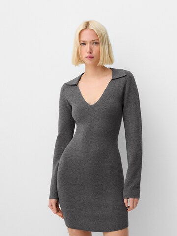 Robes en maille Bershka en gris : devant