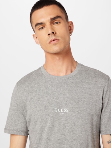 GUESS T-Shirt 'Aidy' in Grau