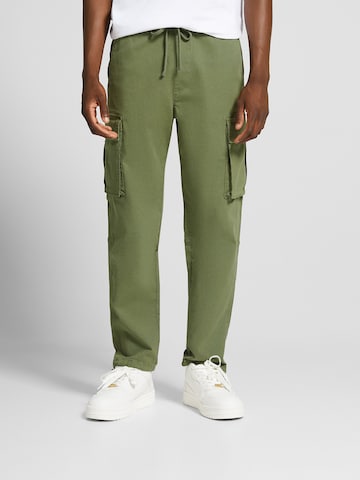 Regular Pantaloni cu buzunare de la Bershka pe verde: față