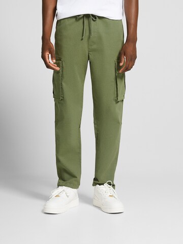 Bershka Regular Cargo trousers in Green: front