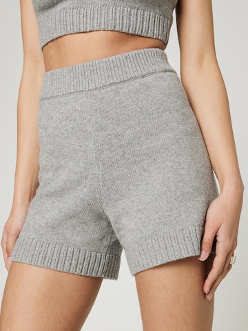 florence by mills exclusive for ABOUT YOU Regular Shorts 'Topaz' (GRS) in Grau