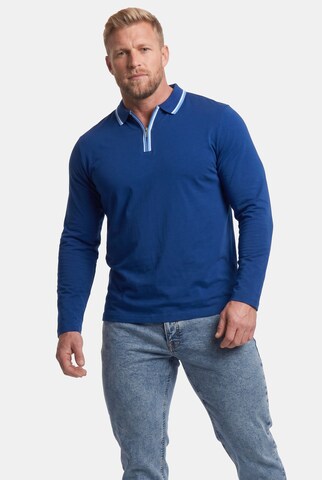 Men Plus Shirt in Blue: front