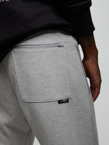 Tapered Pantaloni di Pull&Bear in grigio