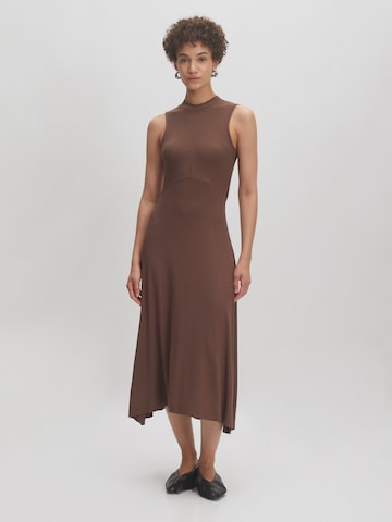 Robe 'Talia' EDITED en marron : devant