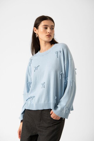 Pull-over SOAKED IN LUXURY en bleu : devant