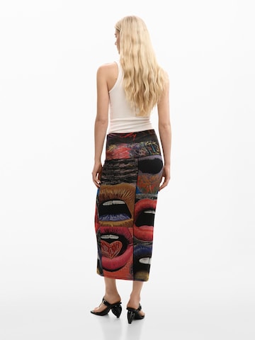 Fustă de la Desigual pe negru