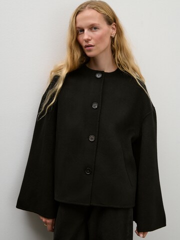 Veste mi-saison ABOUT YOU x Marie von Behrens en noir : devant