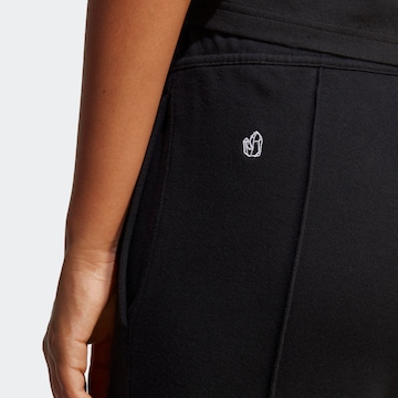 ADIDAS SPORTSWEAR Дънки Tapered Leg Спортен панталон 'Healing Crystals Inspired Graphics' в черно
