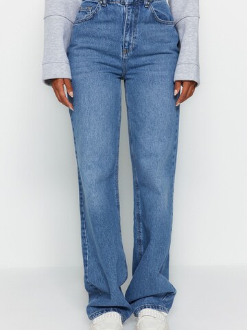 Trendyol Loose fit Jeans in Blue: front